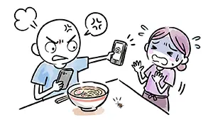 飲食店で虫の混入をスマホで撮影しSNSにアップしようとする客のイラスト